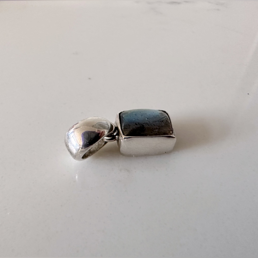 Small Sterling Silver Labradorite Pendant - Picture 2 of 3